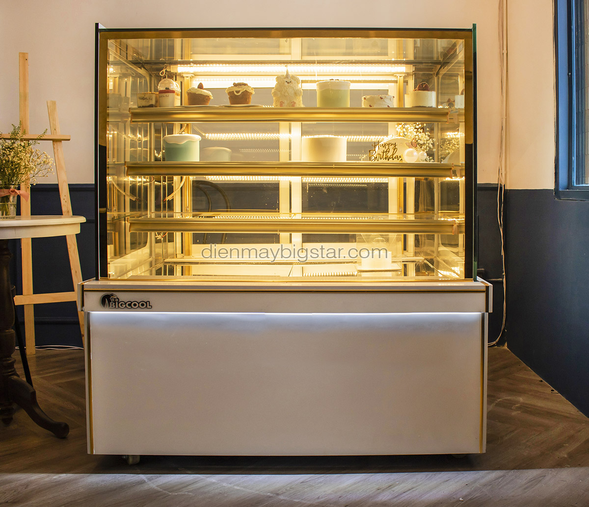 3 mẫu tủ trưng bày bánh kem được sử dụng nhiều khi để ngoài trời 4 tu banh kem 4 tang kinh vuong1m2 1