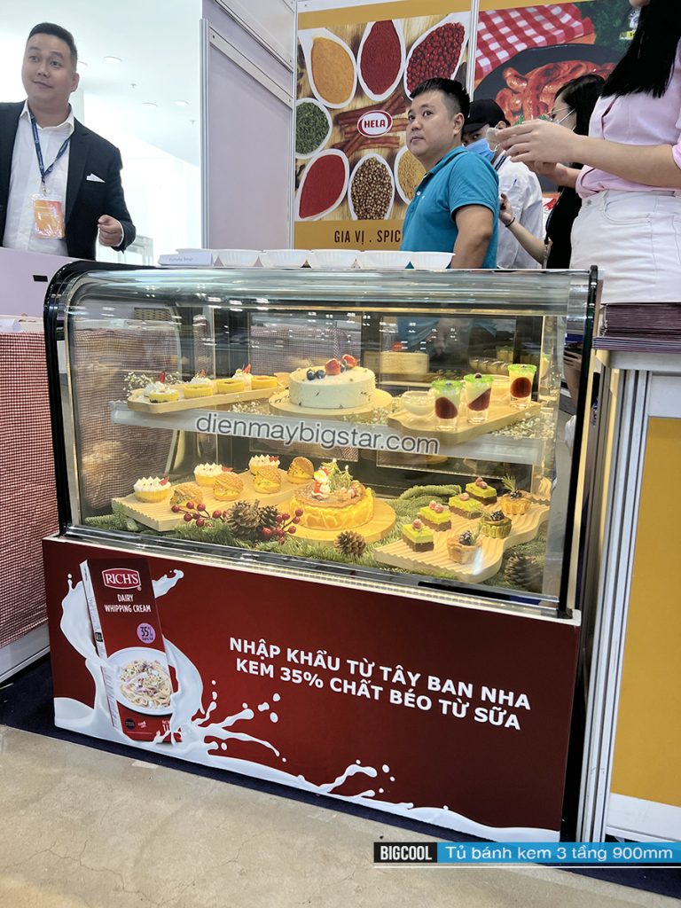 Review 3 mẫu tủ mát bánh kem bánh ngọt đẹp mà rẻ 11 Tu trung bay banh kem 3 tang bo tron 900mm bigcool 768x1024 1